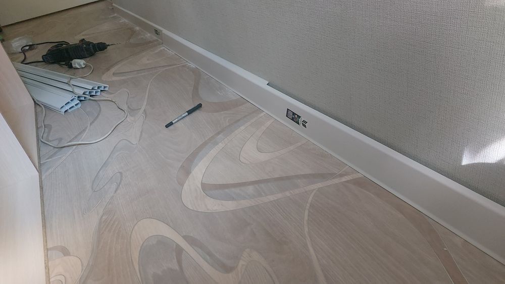 Установка плинтус и люстра