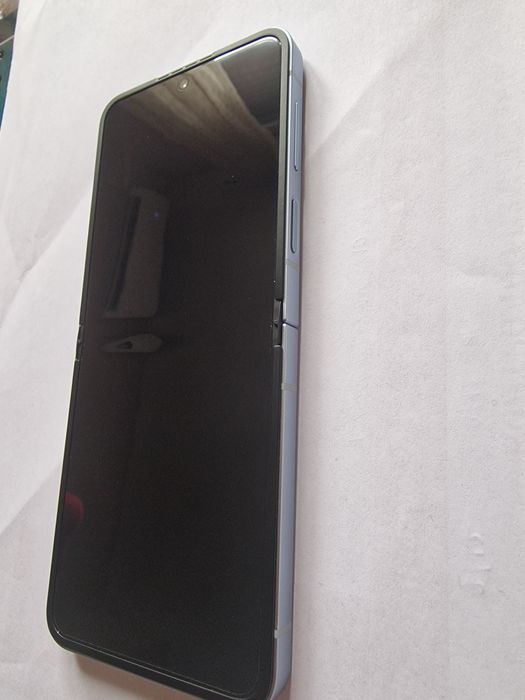 Продавам телефон Samsung Galaxy Z Flip6 5G 512GB 12GB RAM Dual