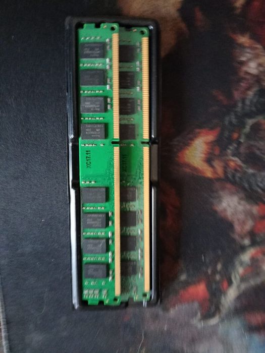 Продам оперативную память ddr3 2 планки по 4 гб