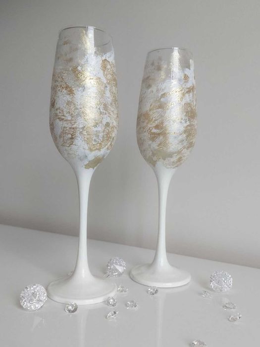 Ръчно рисувани дизайнерски сватбени чаши White & Gold Wedding Champagne Flutes