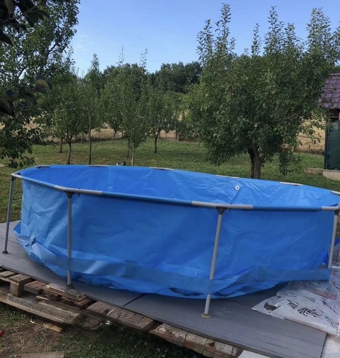 Piscina cu cadru metalic