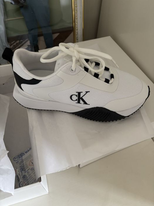 Продам кроссовки женские Келвин Клейн оригинал