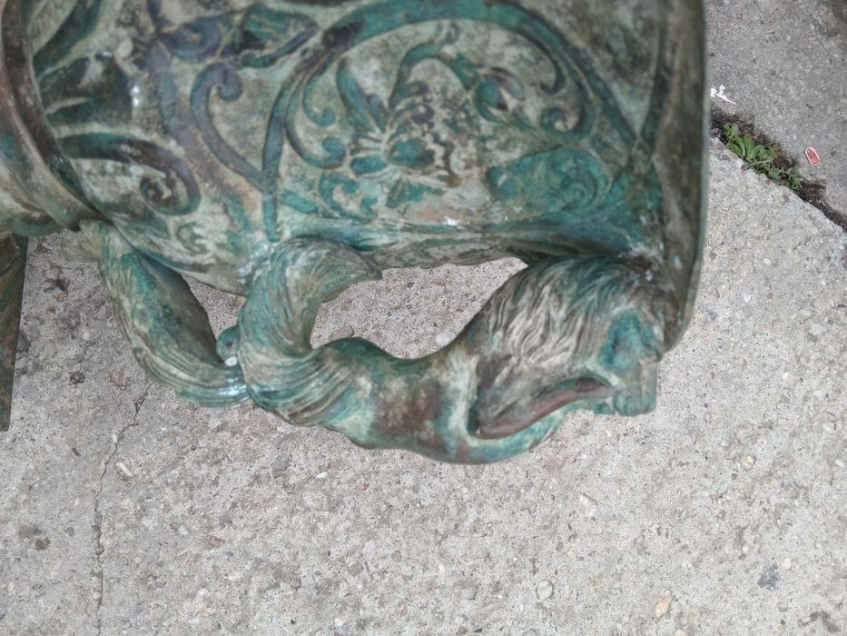 Vand o jardiniera din bronz