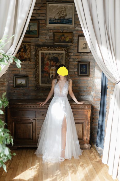 Rochi de mireasa cu broderie manuală și elemente Swarovski.