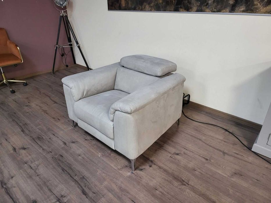 Светло сив фотьойл от плат с електрически релаксиращ механизъм