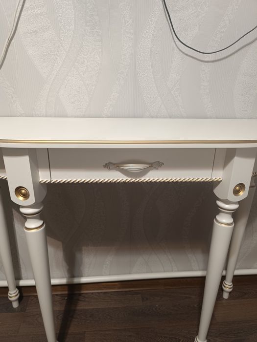 Продам консоль, цвет слоновая кость.