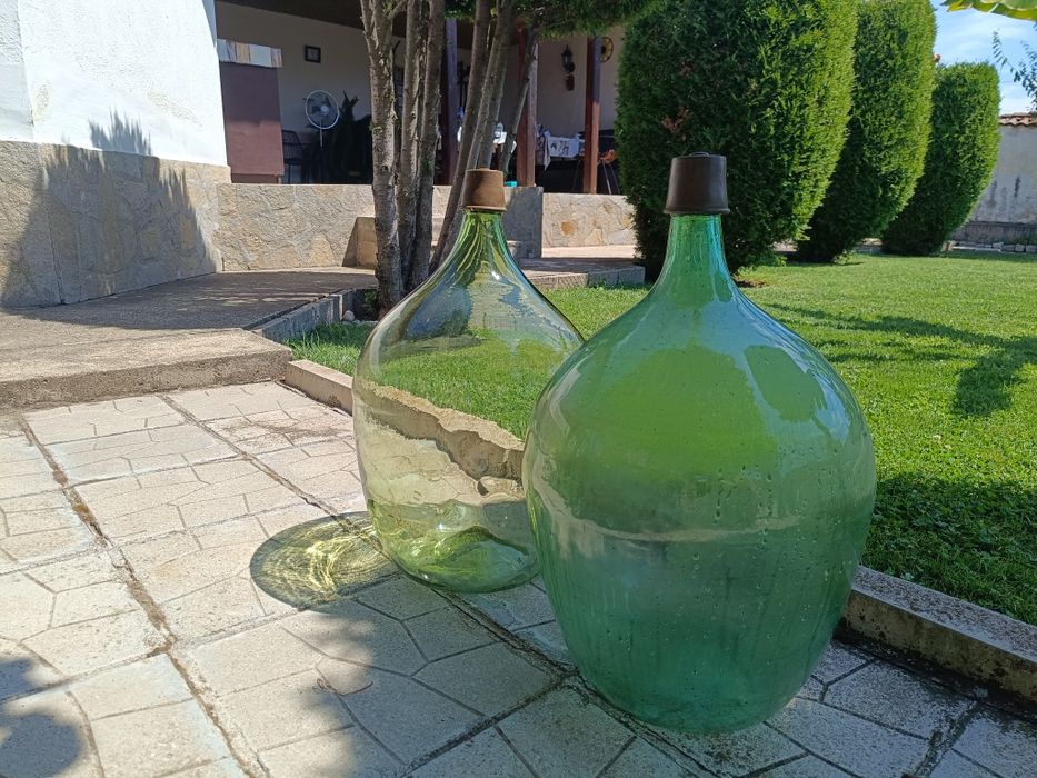 Стъклени бутилки за вино, ракия или декорация.