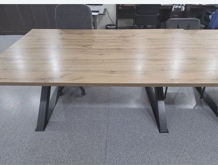 Стол работы и перегрворов.