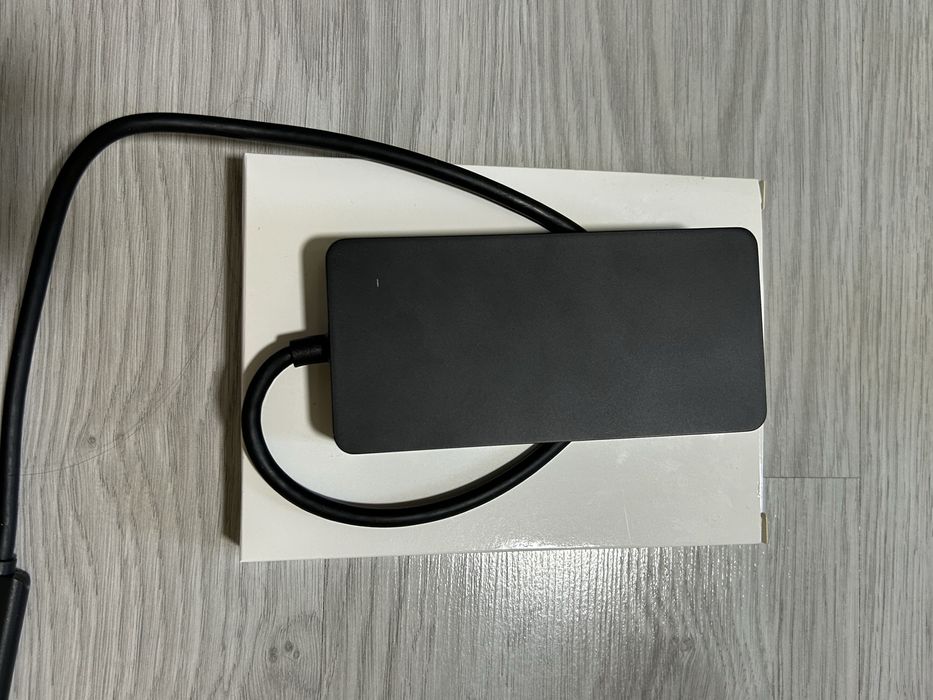 Докинг станция за Microsoft лаптопи (всичко се вижда на снимките)