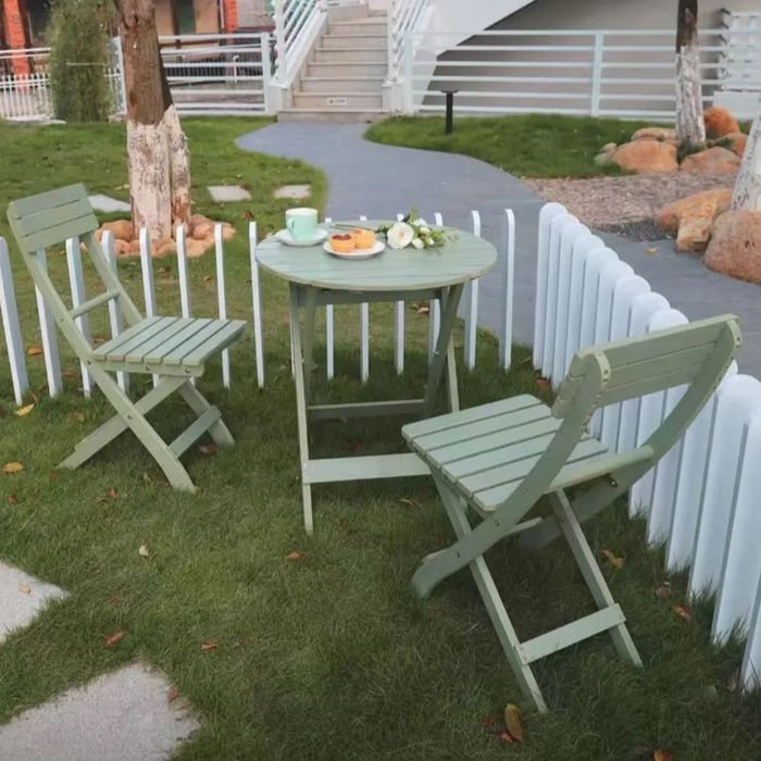 Стол и два стула