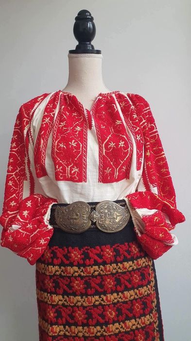 Costum popular (ie/camasa cu poala, catrinte, sorturi, fote, oprege)