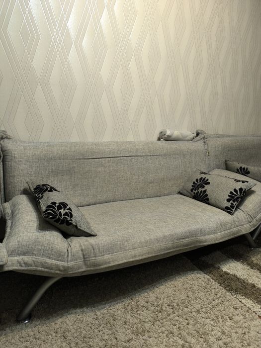 Продам диван и одно кресло.