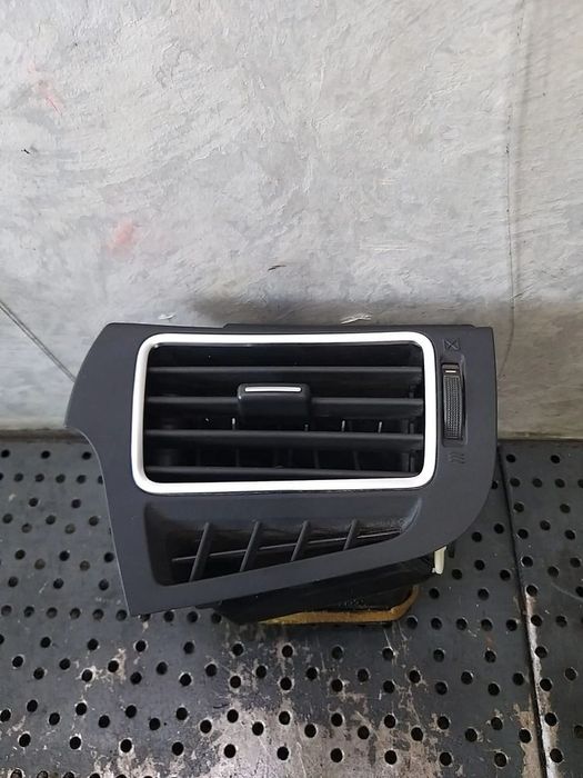 Grila ventilatie bord dreapta toyota verso r2 556600f020