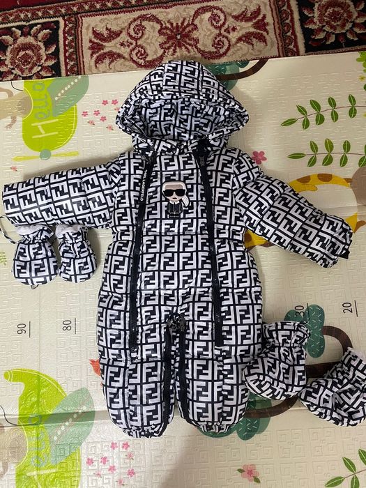 Продам детские комбинезоны