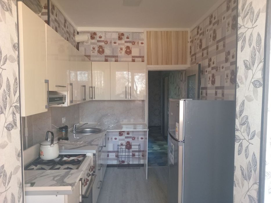 10 mikrayon da uy sotiladi 2 xonaliy yangi plonrovka