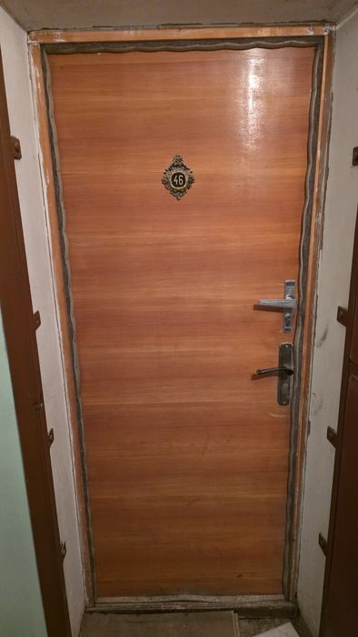 Продам металлическую дверь