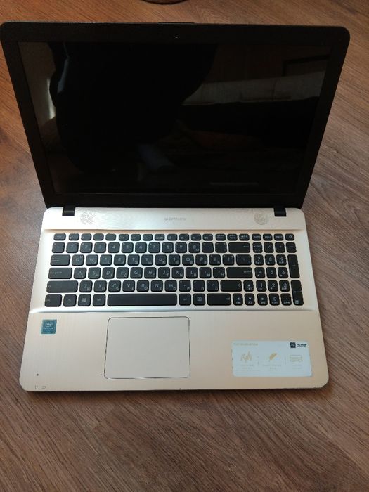 Лаптоп asus vivoBook Max
