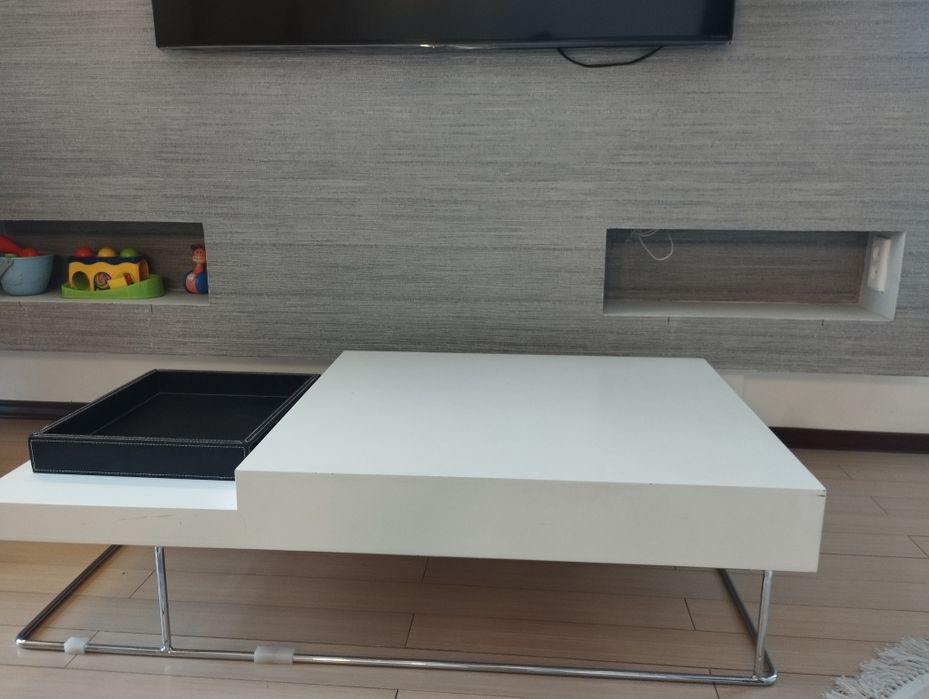 Продается стильный журнальный столик.