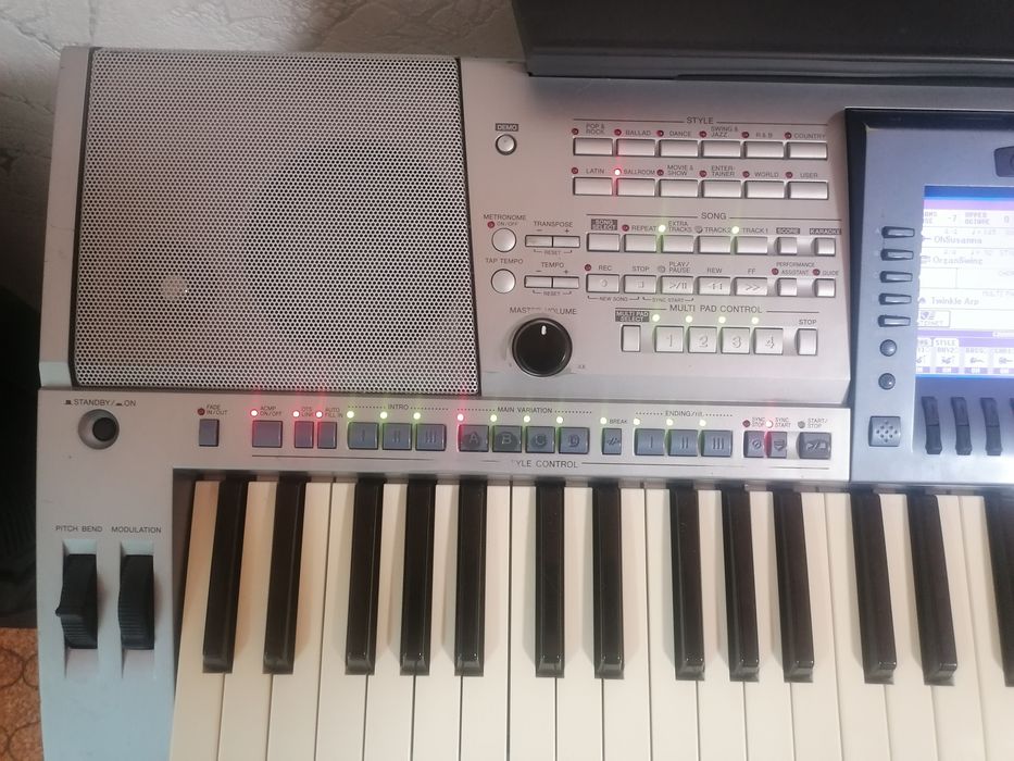 Продам синтезатор PSR-1500