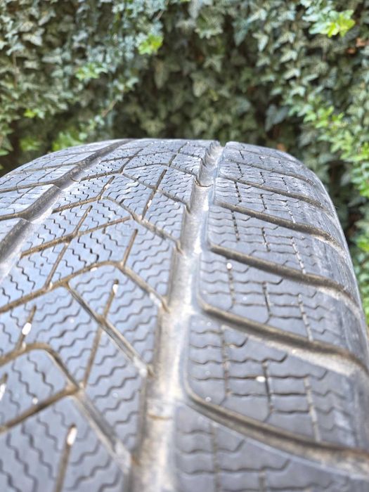 Зимни гуми Pirelli sottozero 3 235/35/20  от Tesla model 3, 7 mm.