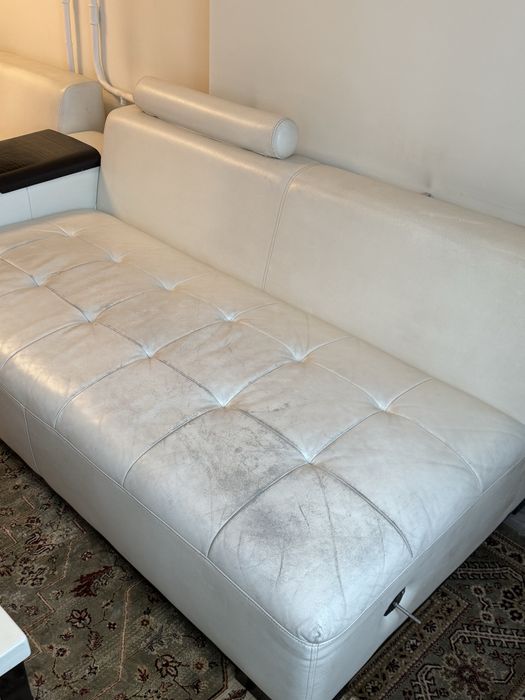 Диван белого цвета