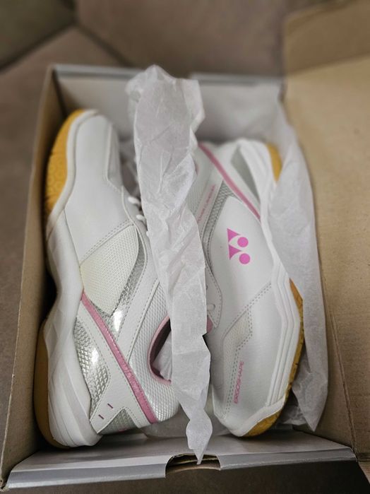 Yonex дамски маратонки за бадминтон номер 42 стелка 27см.