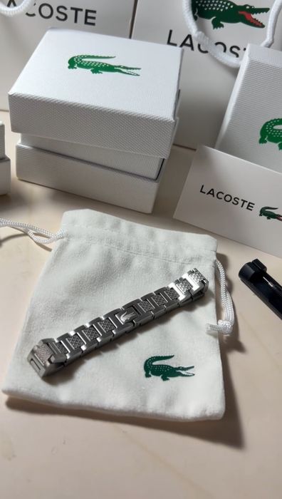 Браслет Lacoste.