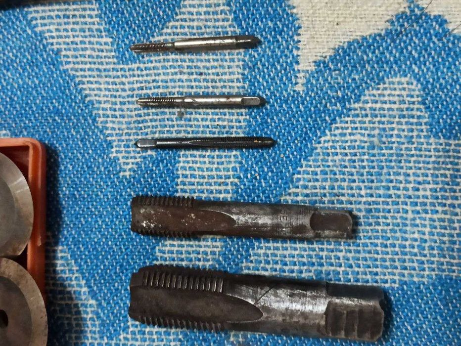 Токарные резцы, мечики, маленькие сверла