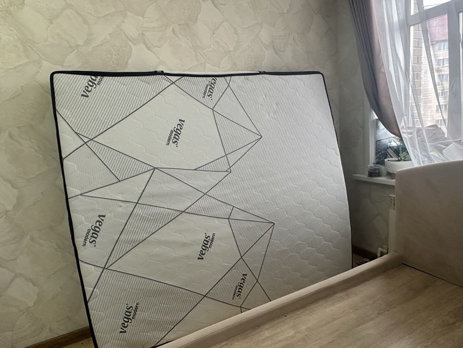 Продаю двуспальнюю кровать