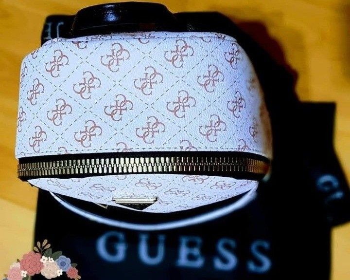 Rucsac Guess,feronerie metalica inscriptionata, saculet, etichetă