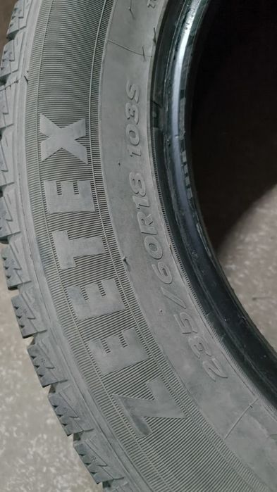 Шины  235-60-R18  , три  баллона.