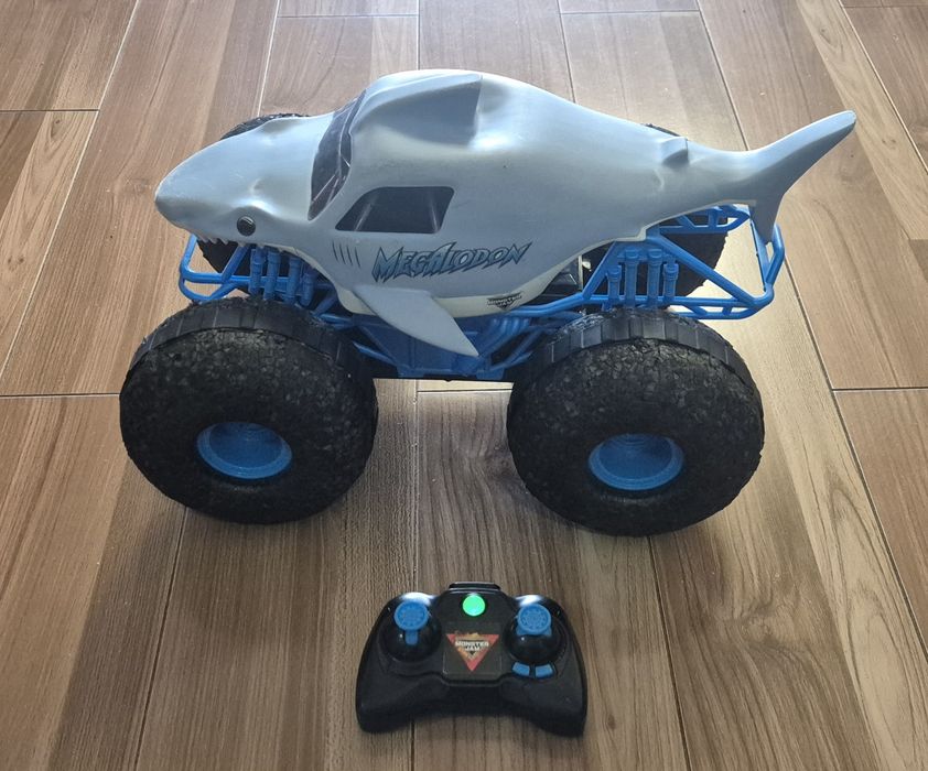 Masinuta cu telecomanda Monster Jam Megalodon nu Traxxas Aarma