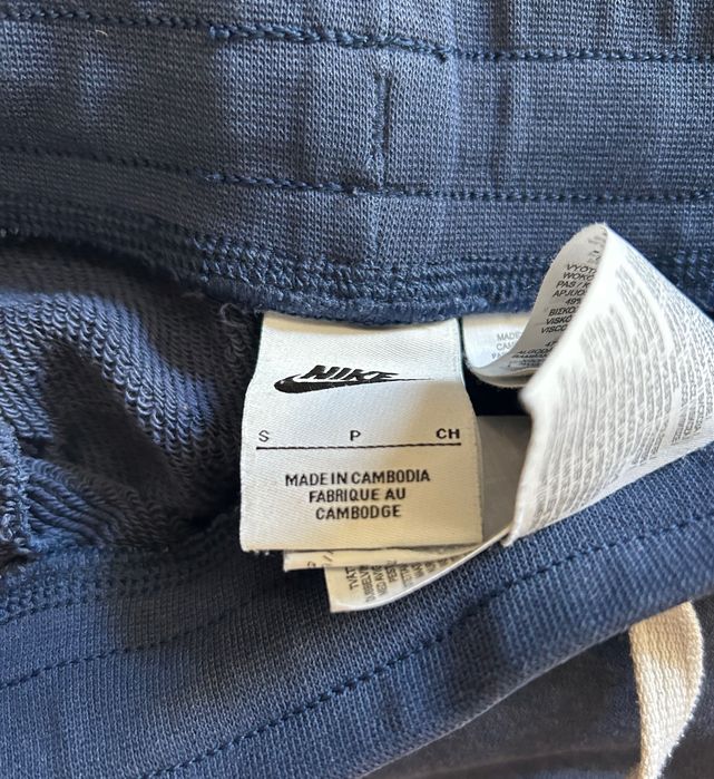 Vând pantaloni scurți Nike