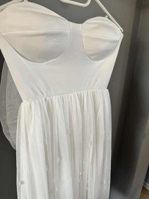 Бяла рокля с перли