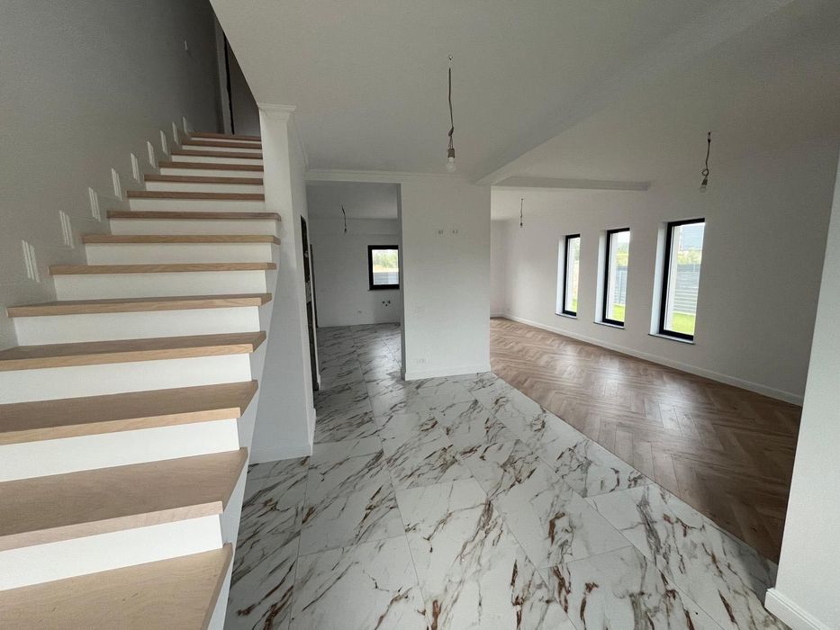 Casa în sistem duplex,strada rezidențială