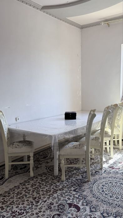 1та стол 12 та стул сотилади. Столи хонтахата хам булади. Б/У