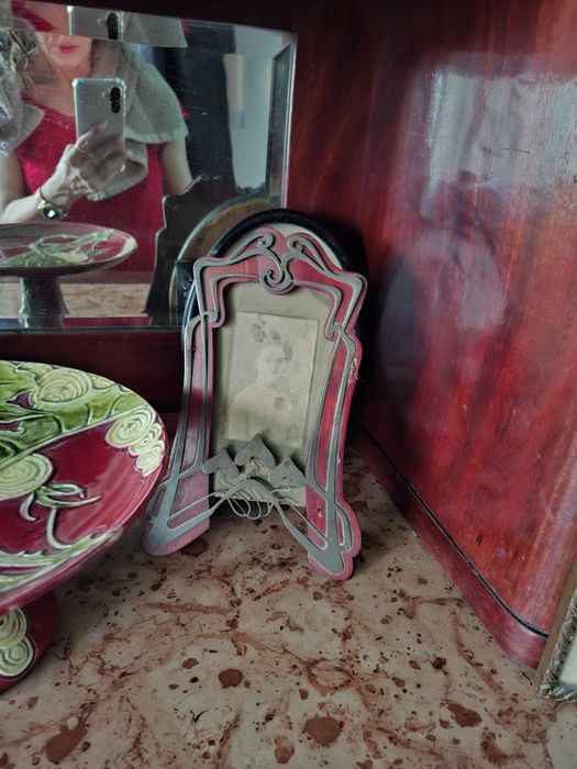 Mobilier antic  plus scaune , masă , ceas pe perete antică