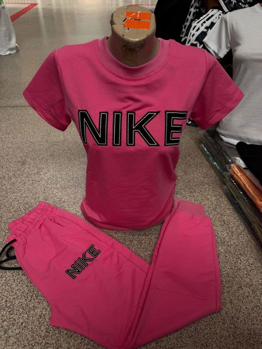 Compleu roz Nike damă – tricou + pantaloni – nou