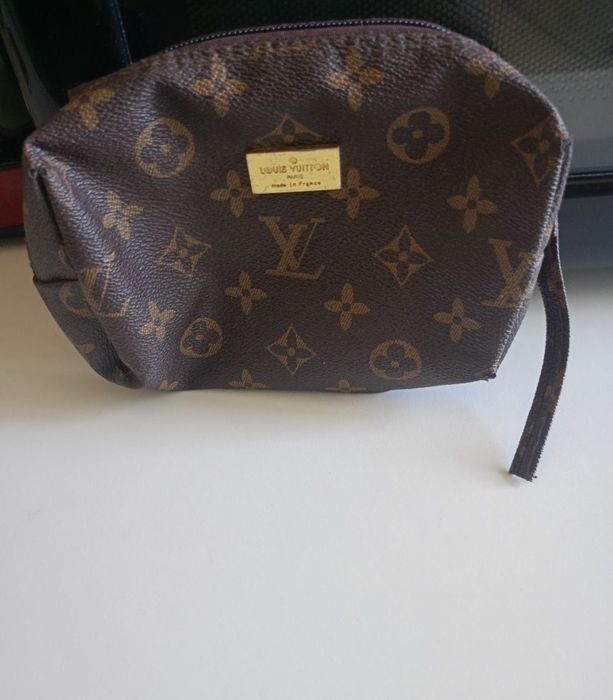 Vând borsetă/portofel fashion, produs de calitate superioara.