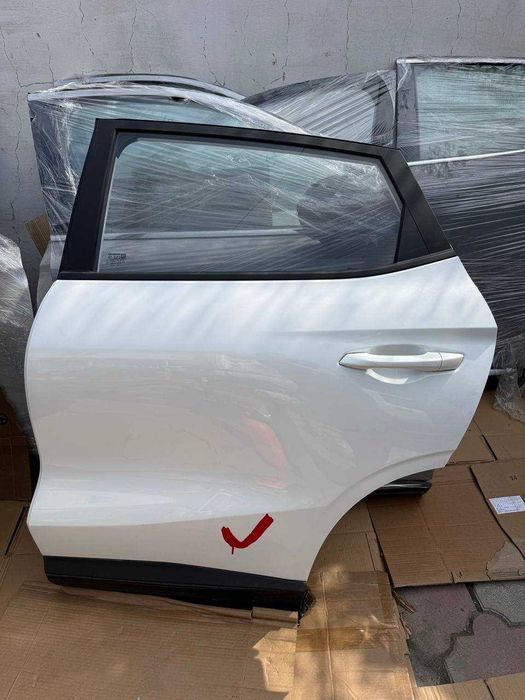 Дверь белый б/у оригинал Чанган Х5 плюс