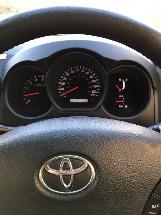 Продавам Toyota Hilux 2011г