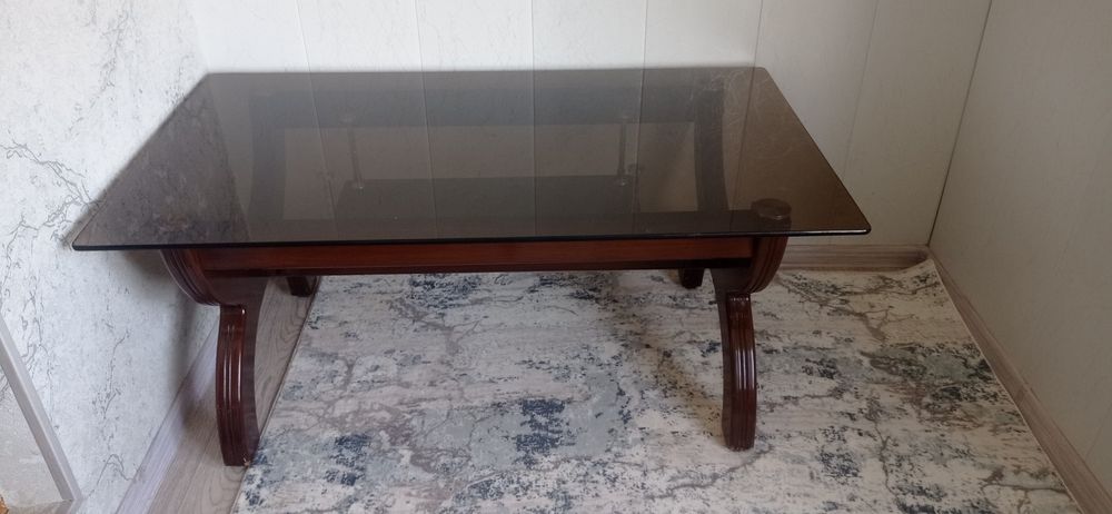 Ойнали  стол  сотилади