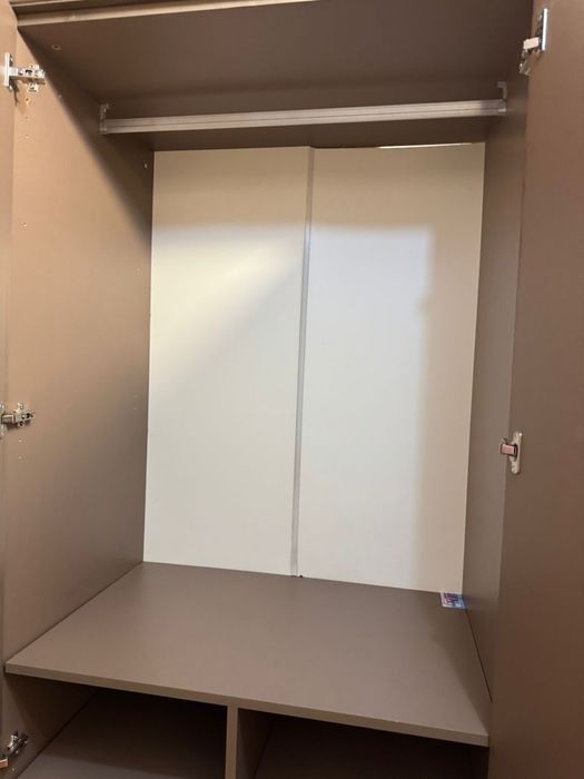 Шкаф спальный с зеркалом