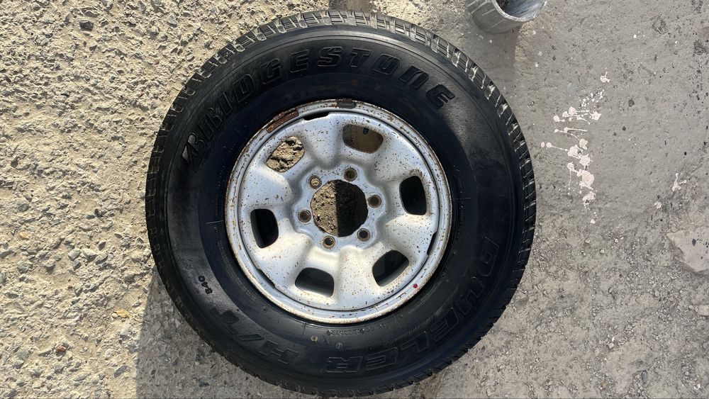 Диск с шиной от хайлюкс