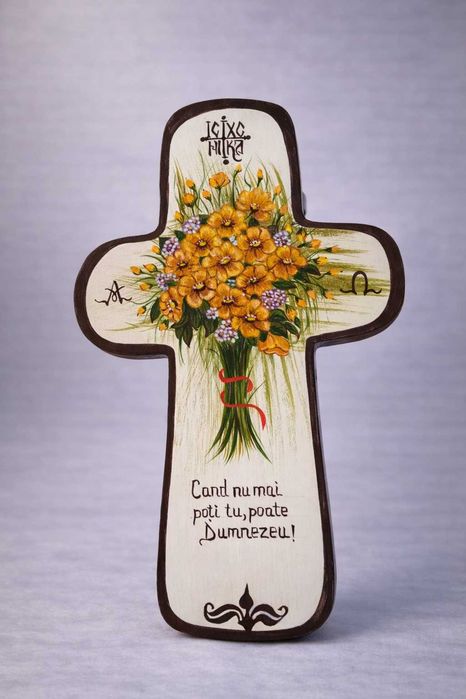 Cruce din lemn pictată manual – handmade, decor religios unicat
