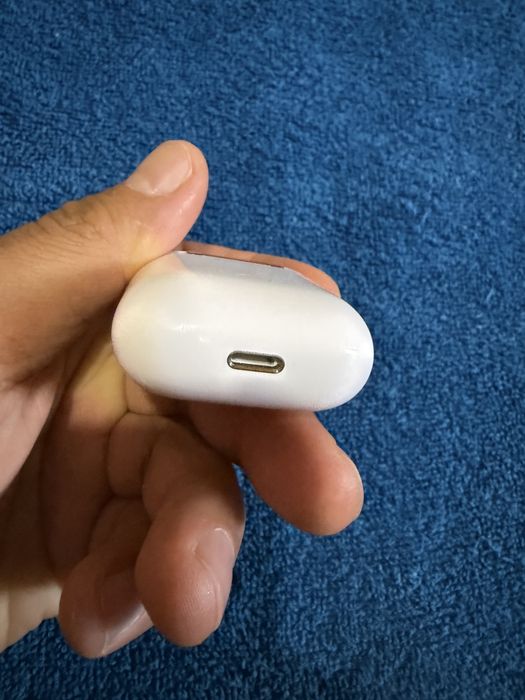 Продам кейс оригинал airpods 2