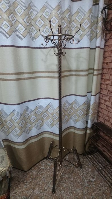 Продаётся напольная Вешалка ,качество отличное ,покрашено под старину