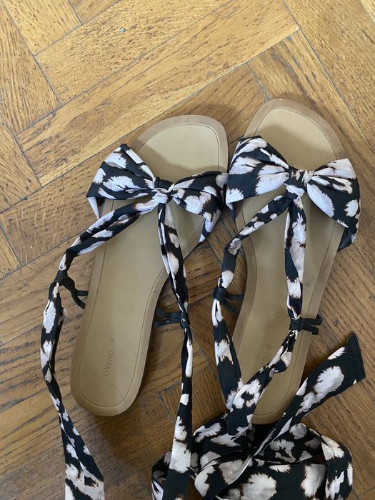 Sandale oysho cu legare pe picior