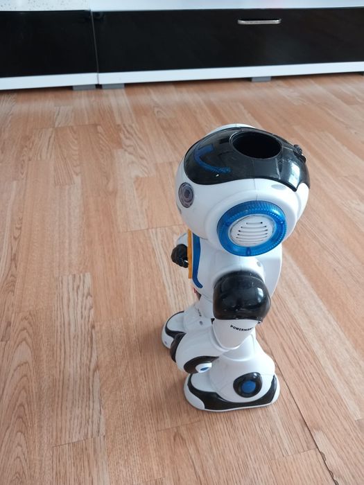 Roboti jucarie cu baterii