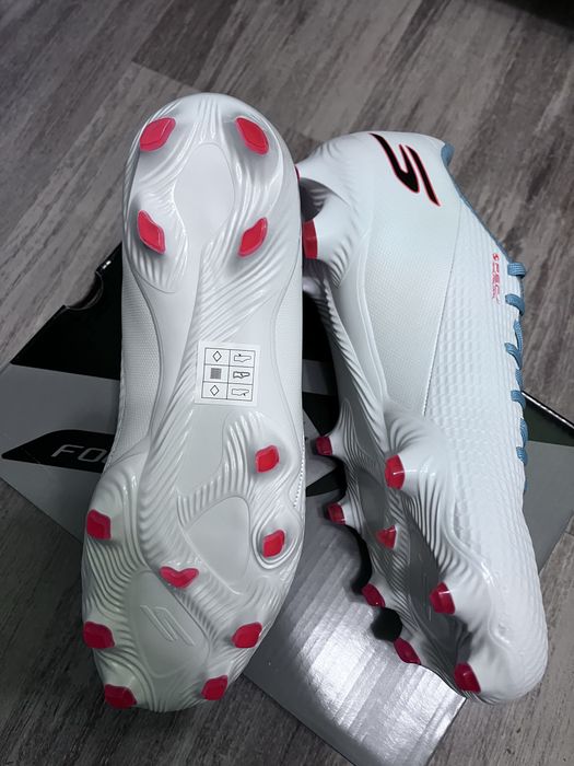 Ghete de fotbal cu crampoane Skechers noi nr.40 si 41